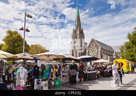 Les touristes à un marché dans la place de la Cathédrale, Christchurch, Nouvelle-Zélande. Banque D'Images