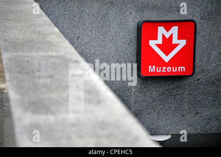 Entrée de métro et la station de métro Muzeum, Prague, République tchèque. Banque D'Images