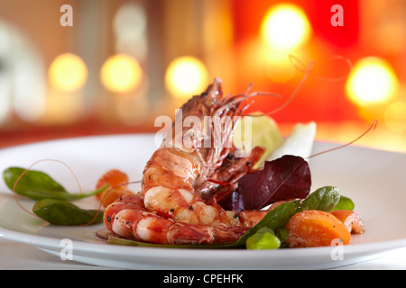 Scampi frit avec un mélange de salade et tomates cerises Banque D'Images