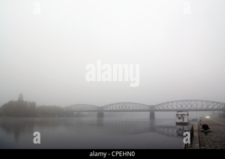 Pont de chemin de fer de Prague dans le brouillard au petit matin Banque D'Images