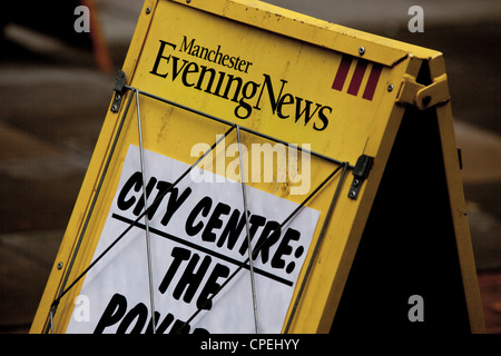 Les hommes jaunes Manchester Evening News un bâti en kiosque Banque D'Images