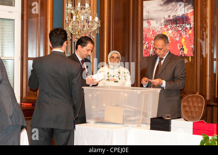 S.e. l'Ambassadeur Shamaa (R), l'Ambassadeur égyptien à l'Autriche au cours de l'ouverture des enveloppes de voix Banque D'Images