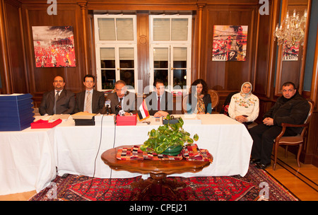 L'ambassadeur Khaled Shama lit les résultats définitifs de l'élection présidentielle égyptienne dans l'ambassade d'Autriche le 18 mai 2012. Banque D'Images