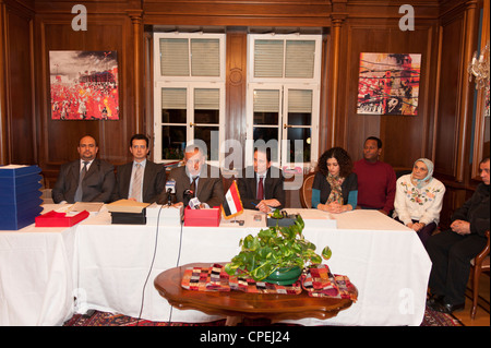 L'ambassadeur Khaled Shama lit les résultats définitifs de l'élection présidentielle égyptienne dans l'ambassade d'Autriche le 18 mai 2012. Banque D'Images