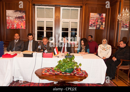 L'ambassadeur Khaled Shama lit les résultats définitifs de l'élection présidentielle égyptienne dans l'ambassade d'Autriche le 18 mai 2012. Banque D'Images