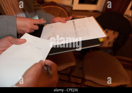 L'ambassadeur égyptien à l'Autriche au cours de l'ouverture des enveloppes de vote. Banque D'Images