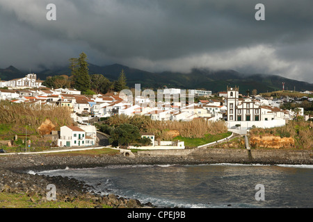 Sombres nuages sur la paroisse de Santa Cruz, dans la ville de Lagoa. L'île de São Miguel, Açores, Portugal. Banque D'Images