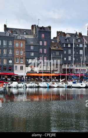 Bateaux et yachts amarrés dans le Vieux Bassin (ancien quai) à Honfleur, Normandie, France. Banque D'Images