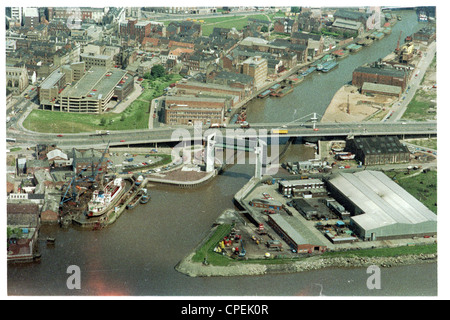 Vue aérienne de la barrière de marée à Hull qui est situé à l'embouchure de la rivière Hull où il répond à l'estuaire humber Banque D'Images