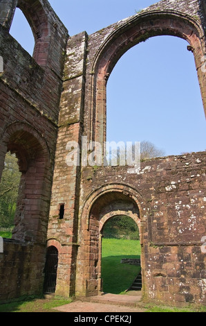 Voir l'abbaye de Furness ruines Barrow in Furness au début de l'été avec ciel bleu Banque D'Images