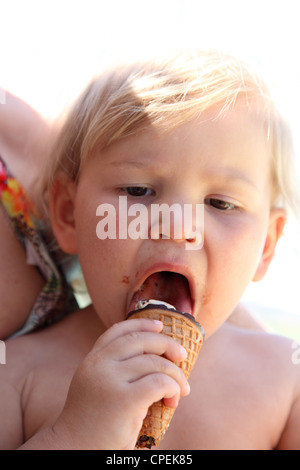 Girl eating ice cream Banque D'Images