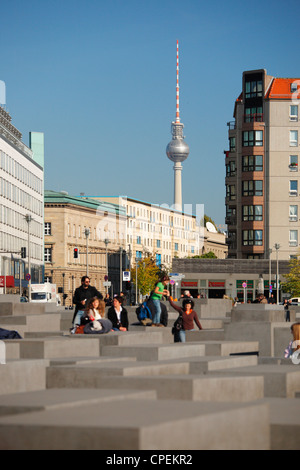Le Mémorial aux Juifs assassinés d'Europe à Berlin, en Allemagne ; la tour de télévision à l'arrière-plan Banque D'Images