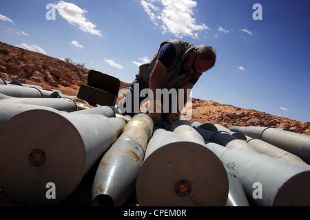 Mine International et des groupes de neutralisation des bombes préparer la démolition d'un stock important de munitions non explosés trouvés à Syrte, en Libye Banque D'Images