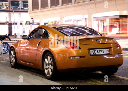 Nissan 350z dans la rue un parking gratuit Banque D'Images