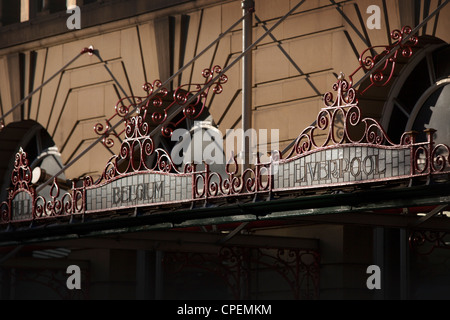 Fer à repasser signes sur la gare ferroviaire de Victoria Manchester UK Belgique Liverpool Banque D'Images