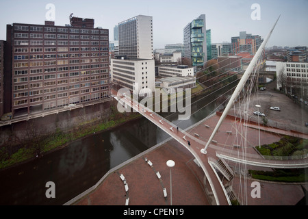 Trinity Bridge est une passerelle qui traverse la rivière Irwell et relie les deux villes de Manchester et de Salford Banque D'Images