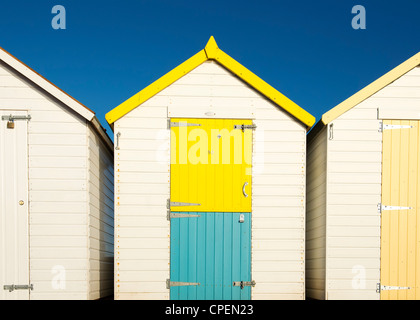 Cabines colorées sur fond de ciel bleu. Plage de Goodrington, Paignton, Devon, Angleterre Banque D'Images