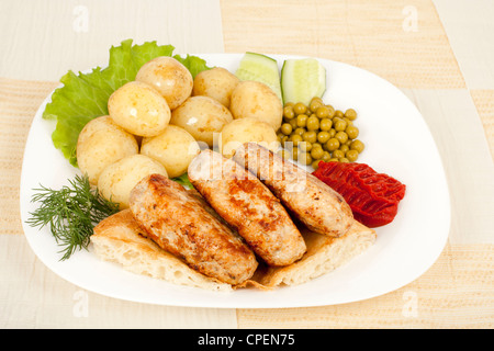 Kebab pita grillé sur avec des pommes de terre à la précoce Banque D'Images