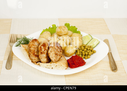 Kebab pita grillé sur avec des pommes de terre à la précoce Banque D'Images