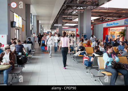 L'intérieur de l'aéroport Domodedovo.Intérieur de la salle d'attente avec beaucoup de gens, Moscou, Russie Banque D'Images