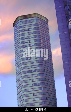 De soleil colorés derrière des skyscaper à Santa Fe, Mexico City Banque D'Images