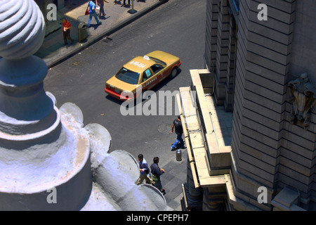 Vue aérienne de la Calle Isabel Catolica. Le centre-ville de Mexico à la lumière du jour. Taxi et les gens passer. Banque D'Images