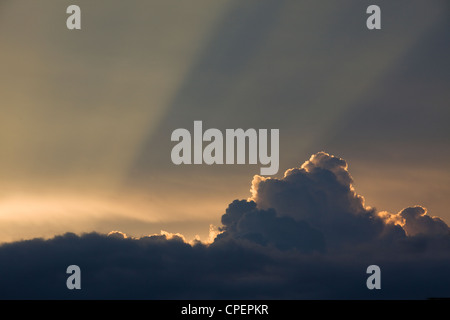 La lumière du soleil venant derrière les nuages Banque D'Images