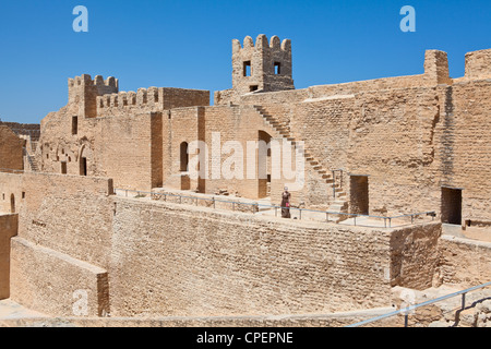 Cour intérieure et murs de Ribat comme une forteresse dans la ville de Monastir, Tunisie. Afrique du Sud Banque D'Images