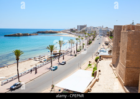 La baie, la mer et la forteresse située dans le centre-ville de Monastir, la mer Méditerranée, la Tunisie Banque D'Images