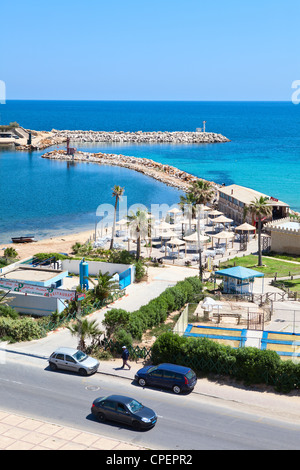 La baie, la mer et la route située dans le ville de Monastir, la mer Méditerranée, la Tunisie Banque D'Images