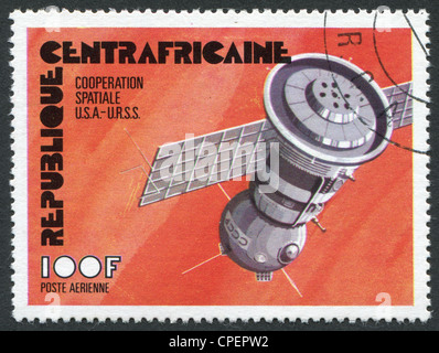 Un timbre imprimé dans la République centrafricaine, sur la coopération dans l'espace entre les États-Unis et l'URSS, vers 1976 Banque D'Images