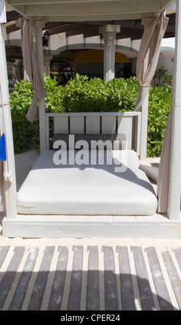 Un lit de jour sur la plage de sable Banque D'Images