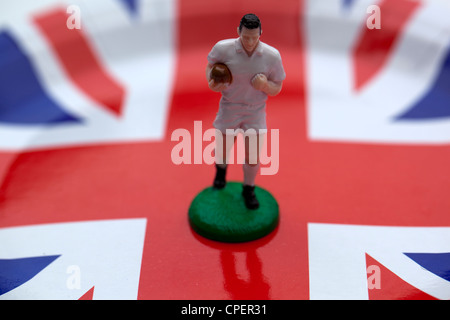 Joueur de Rugby modèle sur l'Union Jack à l'arrière-plan Banque D'Images