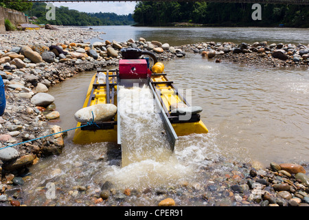Drague suceuse mining or alluvial sur une rivière d'Amazonie en Equateur Banque D'Images