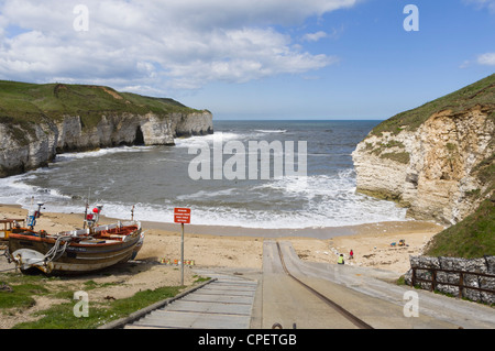 North Landing, Flamborough Head, Yorkshire - une falaise calcaire pittoresque avec une plage et bateau de pêche traditionnel de lancement. Banque D'Images