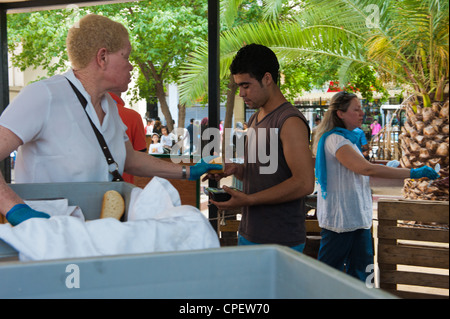 Une femme albinos africains servant des repas à la soupe populaire dirigé par l'Église de Grèce à Sofokleous Str, Athens, Grèce Banque D'Images