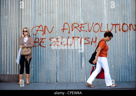 Graffiti (une révolution peut être égoïste) par le bureau de poste central jusqu'à bord d'Athènes Banque D'Images