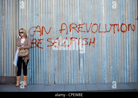 Graffiti (une révolution peut être égoïste) par le bureau de poste central jusqu'à bord d'Athènes Banque D'Images