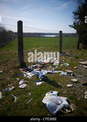 Flytipping dans la belle campagne du Cheshire UK Banque D'Images