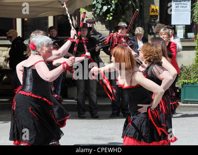 Les excellents Maes côté femelle Morris dance performer au festival de Folk 2012 Holmfirth Banque D'Images