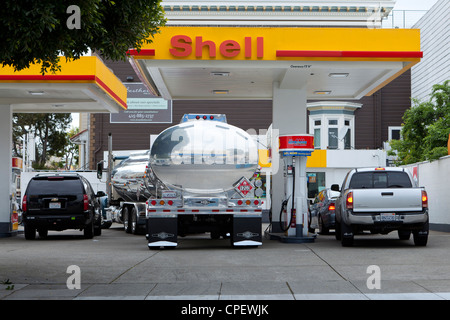 Un réservoir de carburant tracteur semi-remorque stationnée à une station-service Shell - California USA Banque D'Images