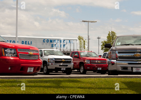 De nouveaux camions Chevrolet en vente chez le concessionnaire Lot de vente - California USA Banque D'Images