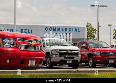 De nouveaux camions Chevrolet en vente chez le concessionnaire Lot de vente - California USA Banque D'Images