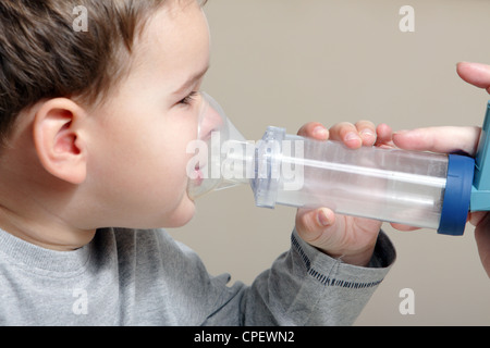 Image petit garçon à l'aide d'inhalateur pour l'asthme. Banque D'Images