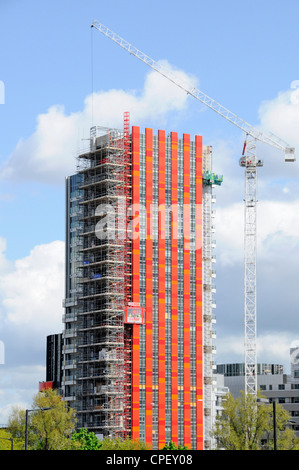 À côté de la grue nouvelle maison dans un immeuble d'appartements en construction pour fournir des logements foyers dans Newham Canning Town East London England UK Banque D'Images