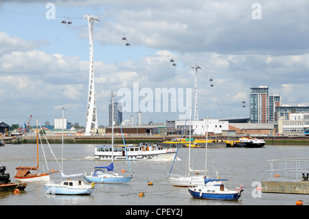 Téléphérique Emirates Air Line gondoles avec câbles & pylônes au-dessus de la Tamise en direction de Silvertown et les Royal Docks Banque D'Images