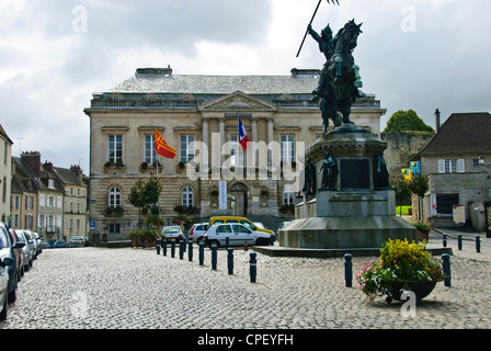 Falaise, lieu de naissance de William I le Conquérant, premier des rois normands d'Angleterre. Château falaise surplombe la ville, France Banque D'Images