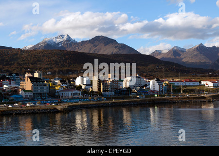 La fin de l'après-midi du soleil sur le sud du port de la ville de Ushuaia, Argentine Banque D'Images