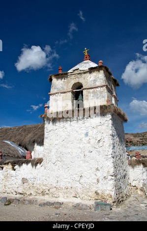 Clocher carré Église Coloniale de Parinacota Parinacota le nord du Chili Banque D'Images