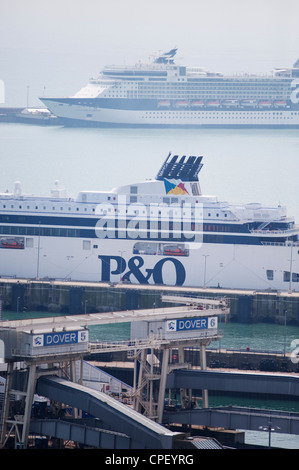 90 000 tonnes de navires de croisière Celebrity Constellation et grande croix canal P&O Ferries amarré à Douvres, dans le Kent, England, UK Banque D'Images